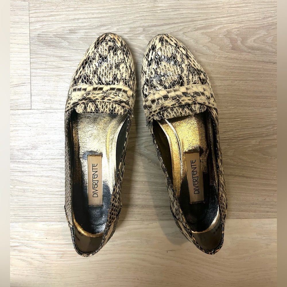 Divertente snakeskin loafers women sz 8.5 leather slip on flats pointed toe